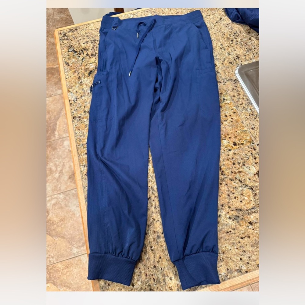 Ava Theresa scrub pants size M
